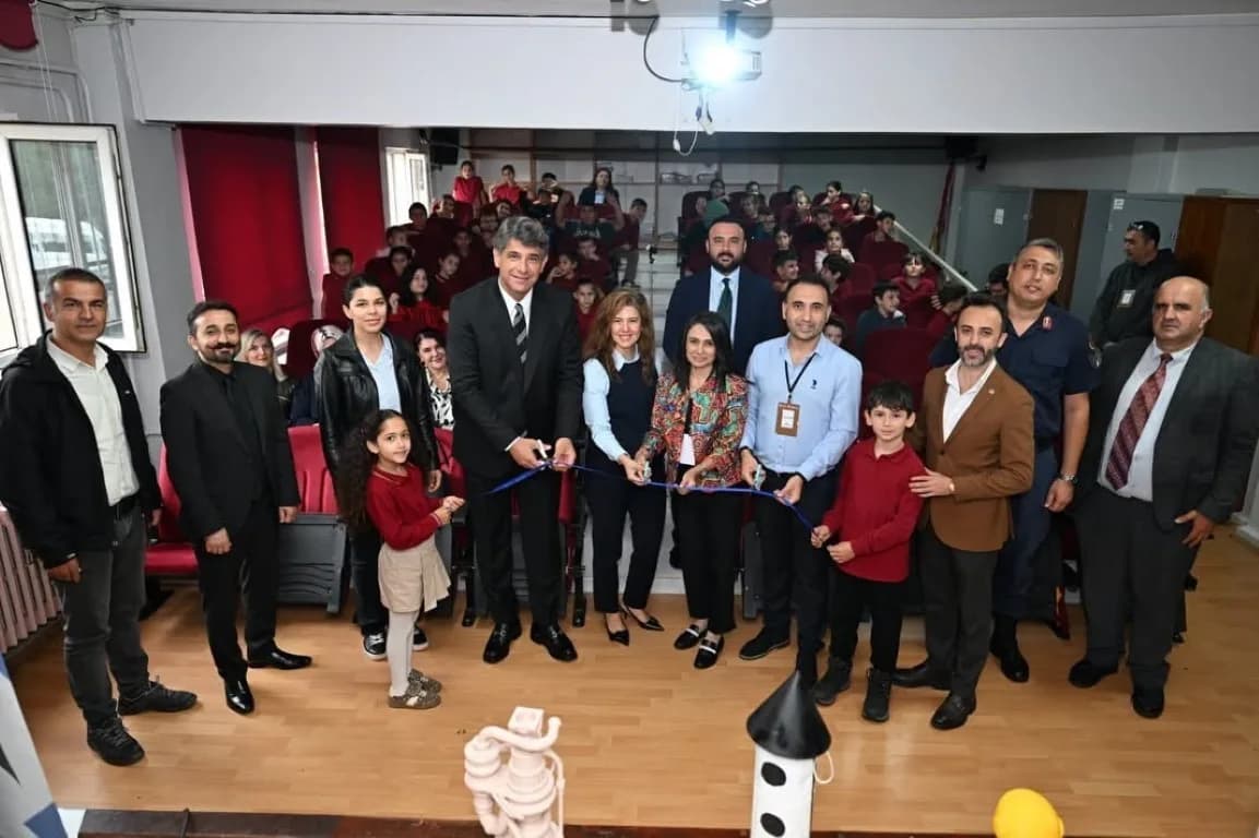 Kartepe Derbent Ata İlkokulu'nda düzenlenen "Köyümüzde Şenlik Var" bilim şenliği renkli görüntülere sahne oldu. Etkinliğ