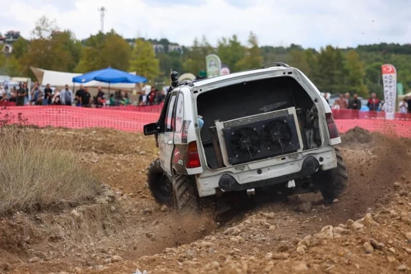 Kartepe'de bu yıl düzenlenen "Kartepe Off-road Doğa Şenliği"nde, Türkiye'nin farklı bölgelerinden gelen sporcular iki gü