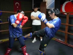 Kastamonu'da anne Nurcan Baştan ve kızları İnci ile Hazal Baştan kick boks antrenmanı yaparken