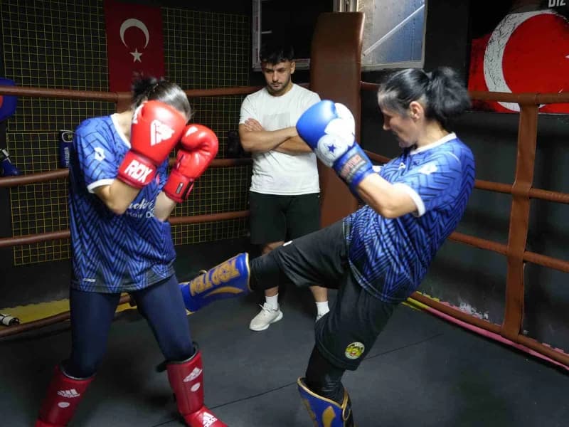 Kastamonu'da anne Nurcan Baştan ve kızları İnci ile Hazal Baştan kick boks antrenmanı yaparken