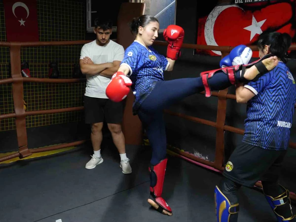 Kastamonu’da ikamet eden anne, aynı salonda iki kızıyla birlikte antrenman yaparak müsabakalara hazırlanıyor.