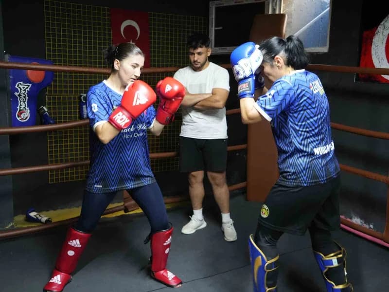 Kastamonu’da ikamet eden anne, aynı salonda iki kızıyla birlikte antrenman yaparak müsabakalara hazırlanıyor.