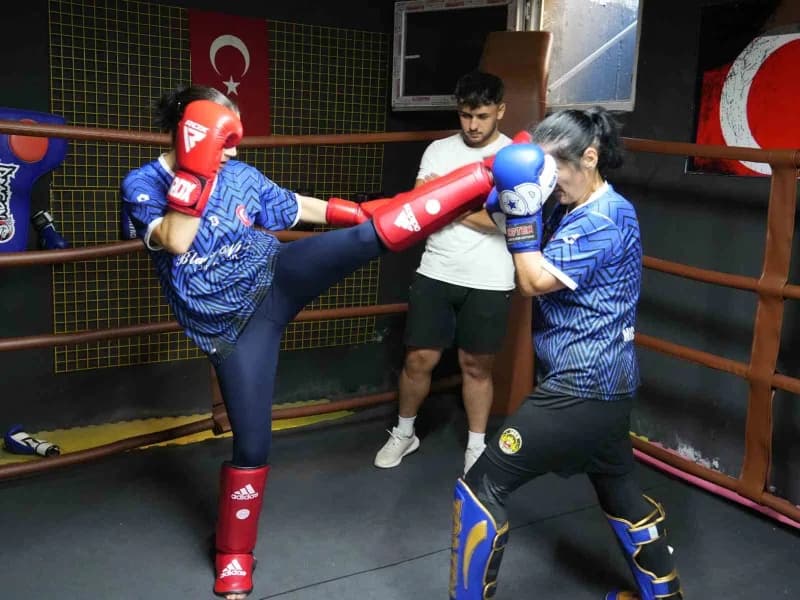 Kastamonu’da ikamet eden anne, aynı salonda iki kızıyla birlikte antrenman yaparak müsabakalara hazırlanıyor.
