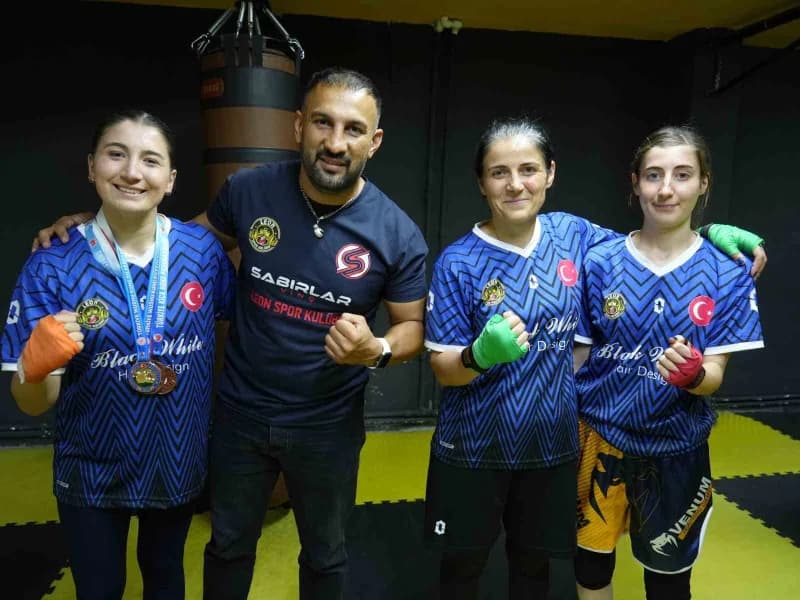 (Soldan sağa) İnci Baştan Eldar Alizade, Nurcan Baştan, Hazal Baştan