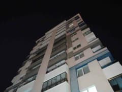 Kastamonu Mehmet Akif Ersoy Mahallesi'nde 12. kattaki evin balkonundan düşen kadın için olay yeri görüntüsü