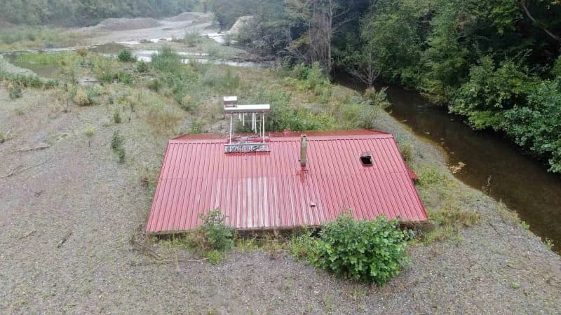 Kastamonu Bozkurt'ta sel sonrası toprak altında kalan ve sadece çatısı görünen 3 katlı bina
