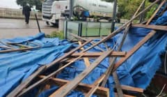 Kastamonu Cide ilçesinde sabah saatlerinde etkili olan kuvvetli fırtına nedeniyle zarar gören sahil iş yerleri ve devril
