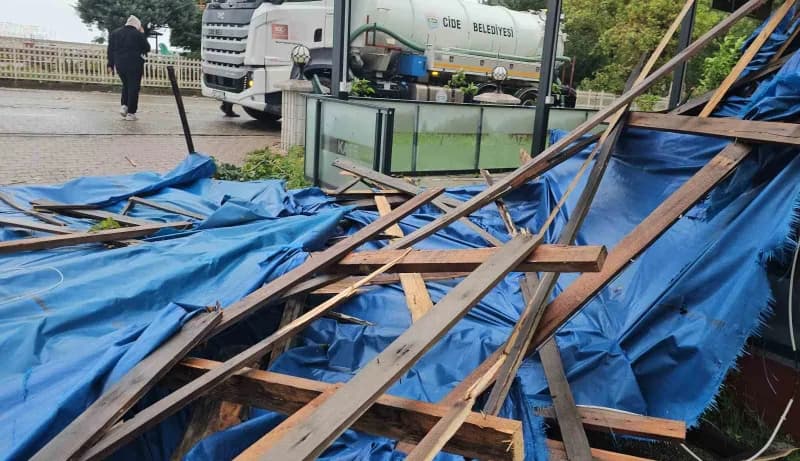 Kastamonu Cide ilçesinde sabah saatlerinde etkili olan kuvvetli fırtına nedeniyle zarar gören sahil iş yerleri ve devril