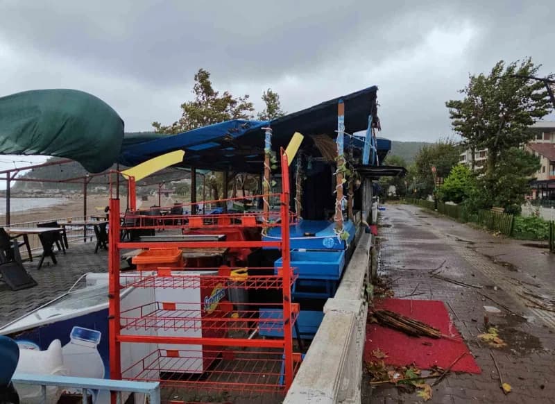 Kastamonu’nun Cide ilçesinde sabah saatlerinde etkili olan fırtına hayatı olumsuz etkiledi.