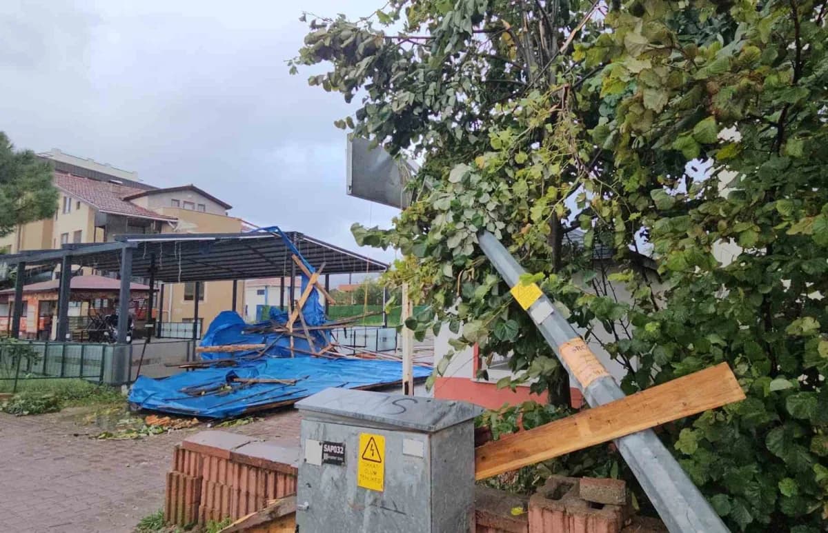 Kastamonu’nun Cide ilçesinde sabah saatlerinde etkili olan fırtına hayatı olumsuz etkiledi.Kastamonu’nun Cide ilçesinde