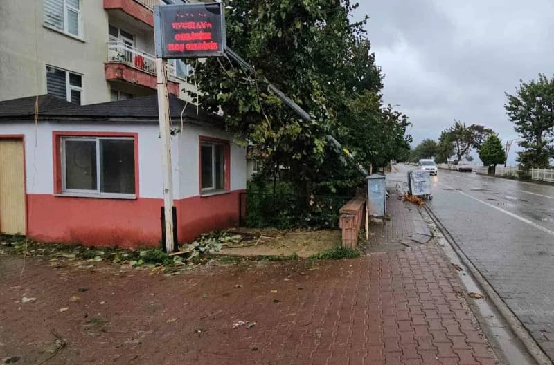 Kastamonu’nun Cide ilçesinde sabah saatlerinde etkili olan fırtına hayatı olumsuz etkiledi.