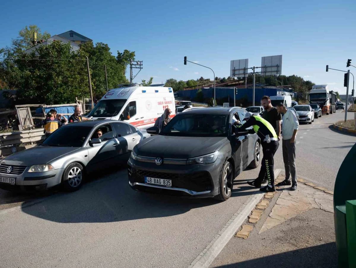 Kastamonu’da hafif ticari araç ile çipin kavşakta çarpışması neticesinde meydan gelen kazada 2 kişi yaralandı.