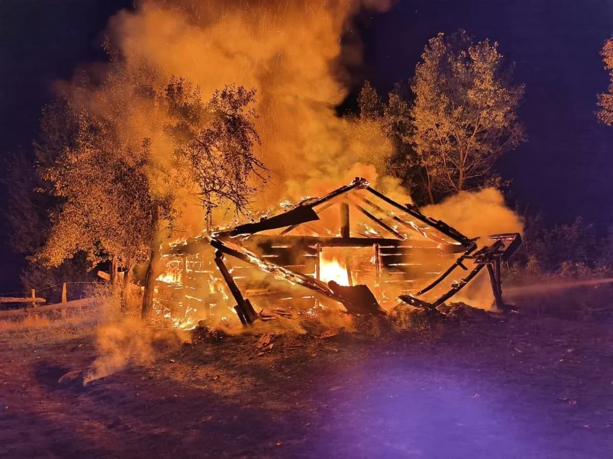 Kastamonu’nun Daday ilçesinde samanlıkta çıkan yangın, gece karanlığını aydınlattı.