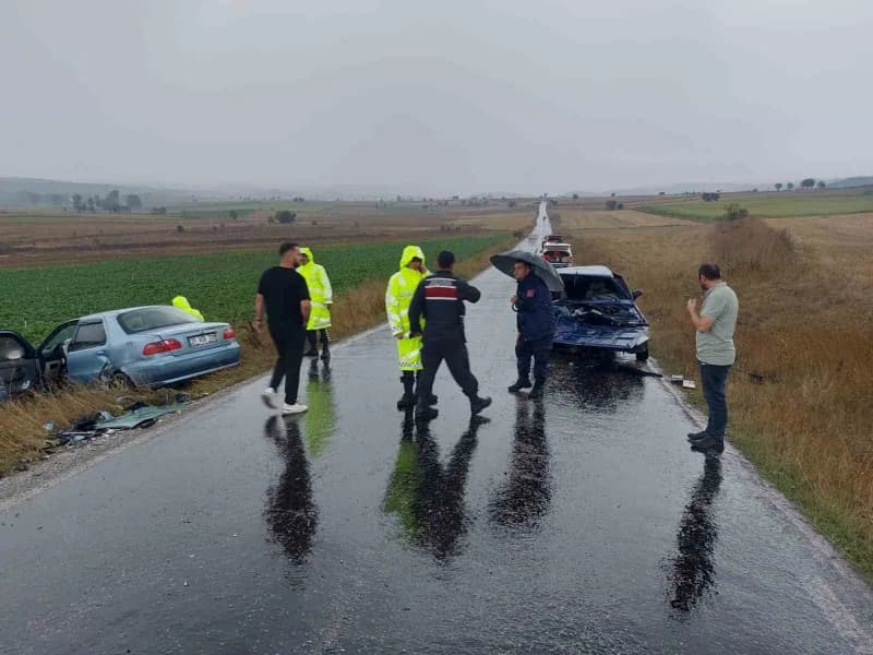 Kastamonu Devrekani Bozkocatepe mevkiinde iki otomobilin çarpışması sonucu meydana gelen trafik kazası
