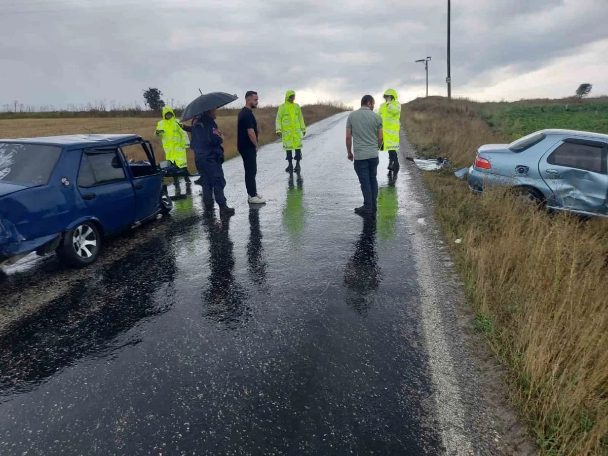 Kastamonu’nun Devrekani ilçesinde yağış nedeniyle kayganlaşan yolda kontrolden çıkan iki otomobil çarpıştı. Kazada yaral