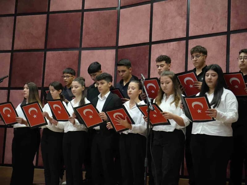 Programda öğrenciler tarafından şiirler oundu.