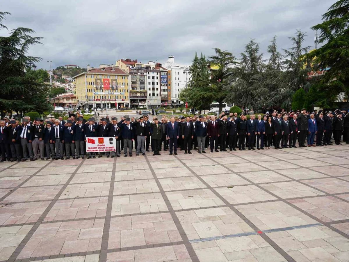 Kastamonu cumhuriyet meydanı atatürk ve Şehit Şerife Bacı anıtı’nda çelenk sunma töreni gerçekleşti.