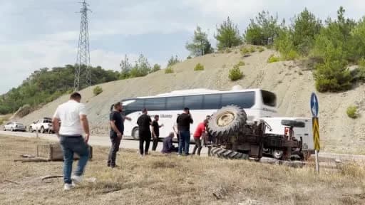 Kastamonu Hanönü ilçesinde hafif ticari araç ile traktörün kavşakta çarpışması sonucu meydana gelen trafik kazası