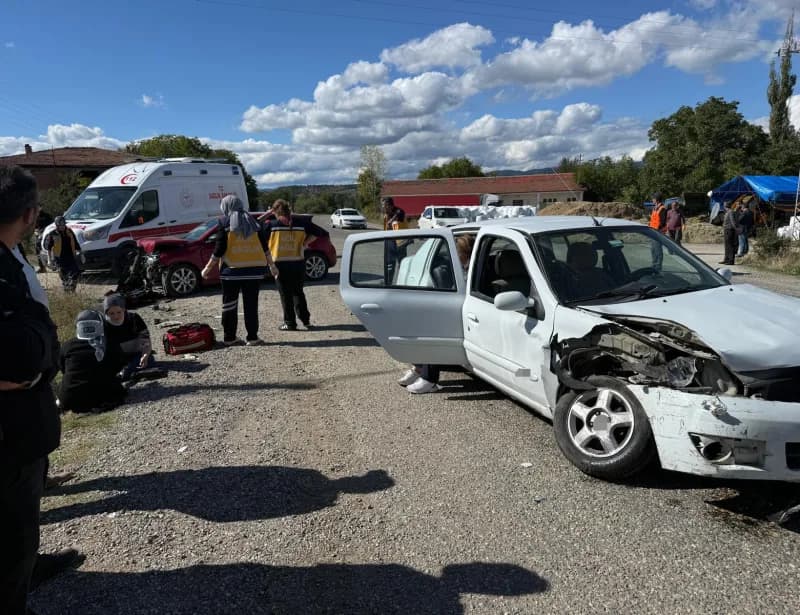 Kastamonu’da iki otomobilin çarpışması sonucu meydana gelen kazada üç kişi yaralandı.