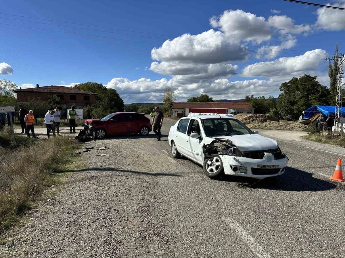 Kastamonu’da iki otomobilin çarpışması sonucu meydana gelen kazada üç kişi yaralandı.