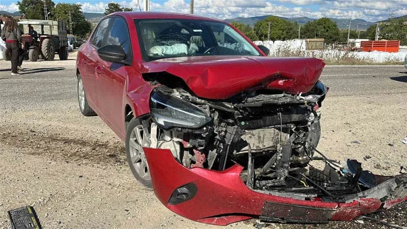 Kastamonu’da iki otomobilin çarpışması sonucu meydana gelen kazada üç kişi yaralandı.