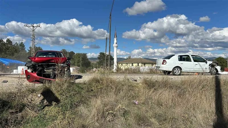 Kastamonu’da iki otomobilin çarpışması sonucu meydana gelen kazada üç kişi yaralandı.