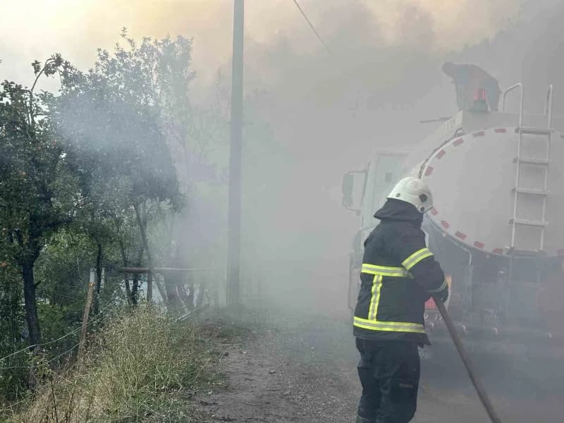 İnebolu ilçesinde bir evde çıkan yangın üç eve daha sıçradı