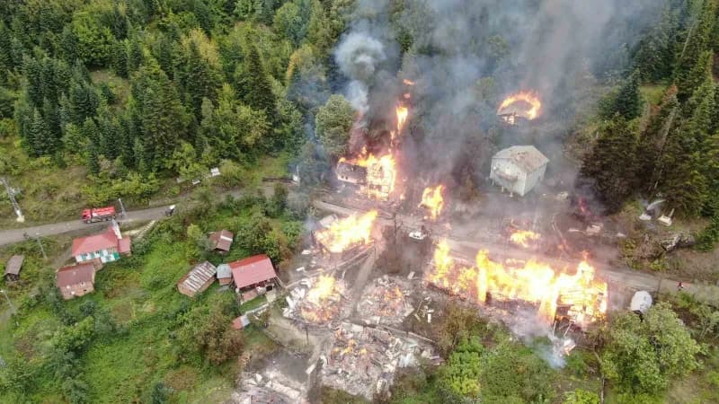 Kastamonu İnebolu Deresökü köyünde çıkan ve 8 evi etkileyen yangının havadan dronla çekilmiş görüntüsü