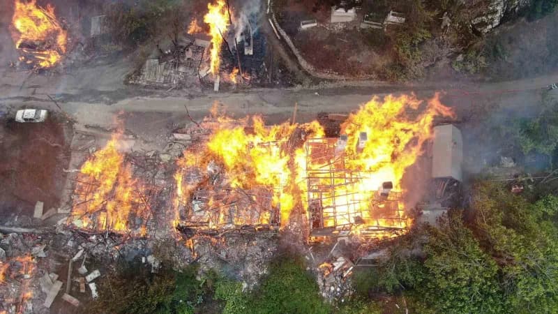 İnebolu ilçesinde çıkan ve 7 eve sıçrayan yangına müdahale sürüyor.