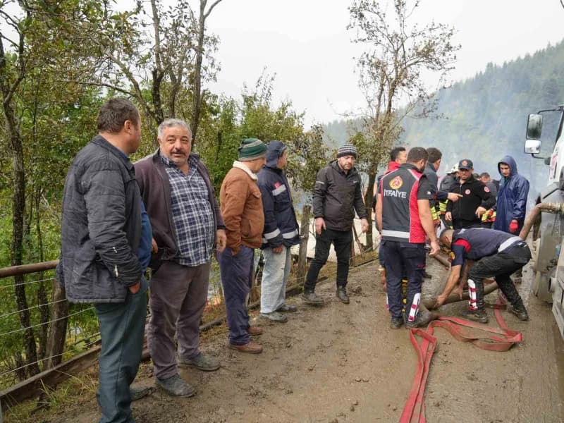 Kastamonu’nun İnebolu ilçesinde çıkan ve evlere sıçrayan yangına müdahalesi devam ediyor. Vatandaşların yangın bölgesind