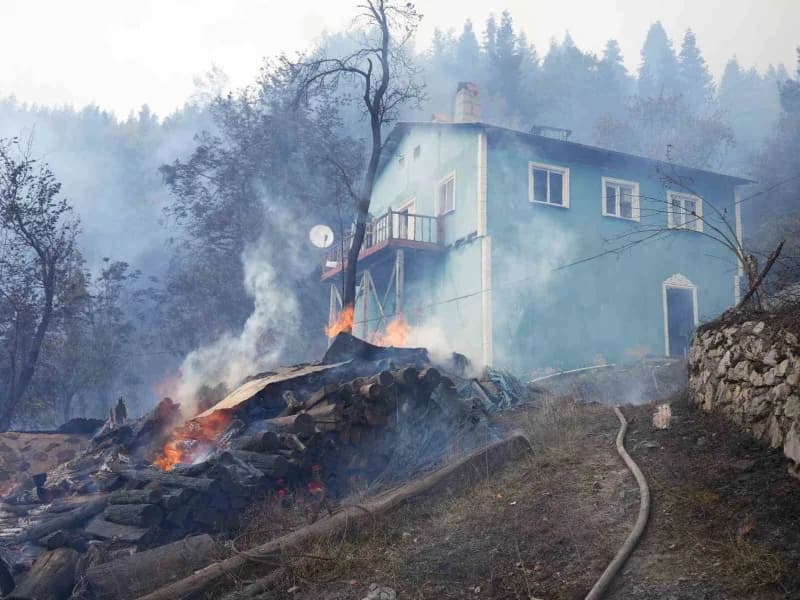 Kastamonu’nun İnebolu ilçesinde çıkan ve evlere sıçrayan yangına müdahalesi devam ediyor. Vatandaşların yangın bölgesind