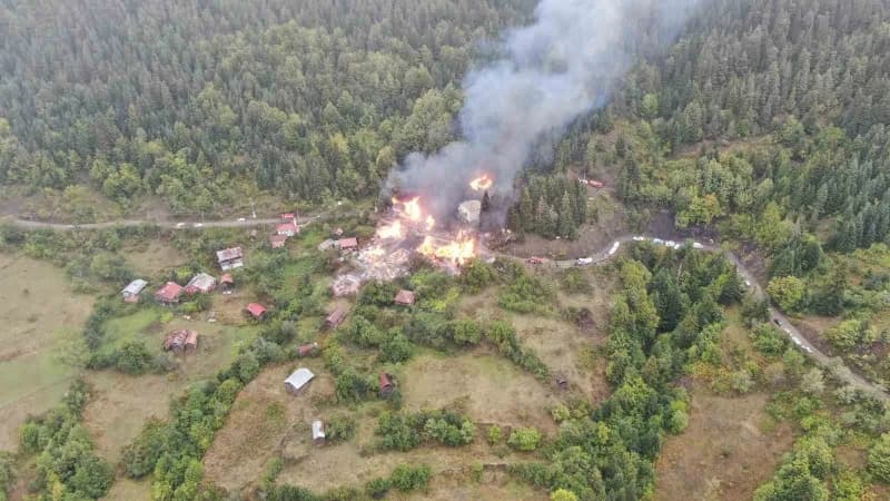 Kastamonu'nun İnebolu ilçesinde çıkan ve evlere sıçrayan yangına ekiplerin müdahalesi devam ediyor.