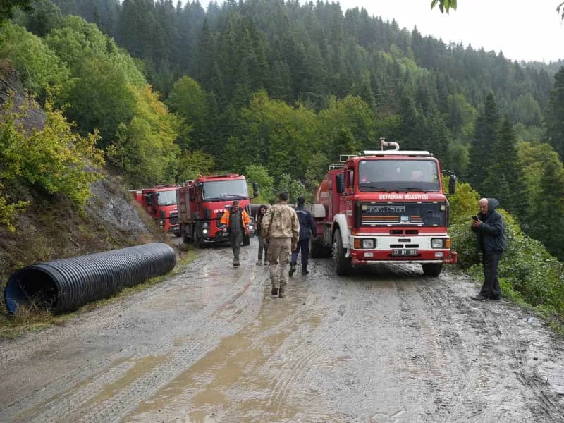 Kastamonu'nun İnebolu ilçesinde çıkan ve evlere sıçrayan yangına ekiplerin müdahalesi devam ediyor.