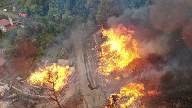 Kastamonu'nun İnebolu ilçesinde çıkan ve evlere sıçrayan yangına ekiplerin müdahalesi devam ediyor.