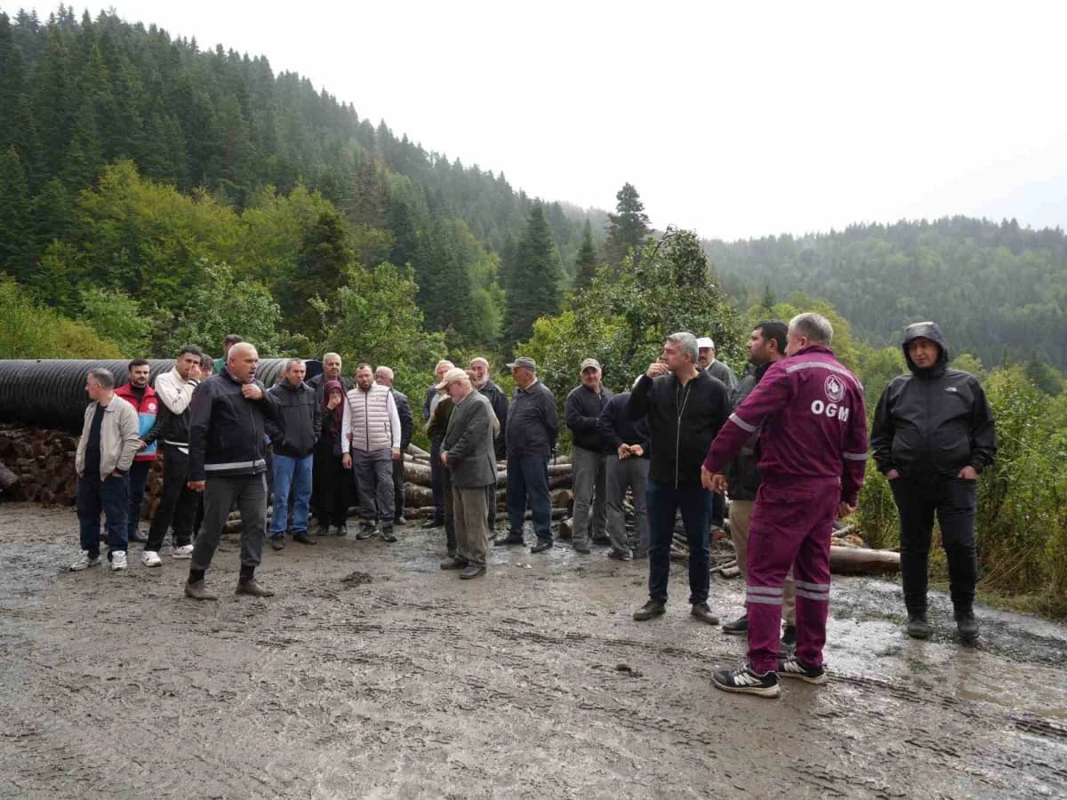 Kastamonu’nun İnebolu ilçesinde çıkan ve evlere sıçrayan yangına müdahalesi devam ediyor. Vatandaşların yangın bölgesind