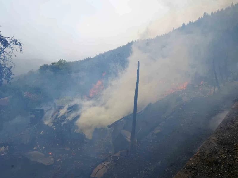 Kastamonu'nun İnebolu ilçesinde çıkan ve evlere sıçrayan yangına ekiplerin müdahalesi devam ediyor.