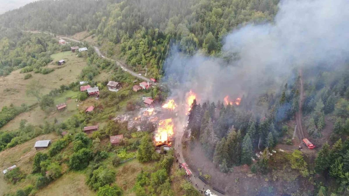 Kastamonu İnebolu Deresökü köyünde çıkan yangında zarar gören ahşap evler ve itfaiye ekiplerinin müdahalesi