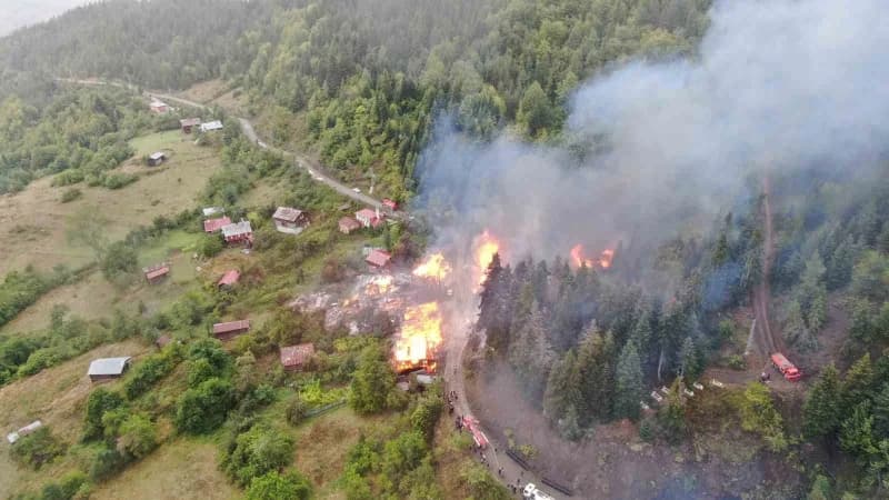Kastamonu İnebolu Deresökü köyünde çıkan yangında zarar gören ahşap evler ve itfaiye ekiplerinin müdahalesi