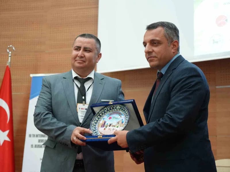 Kastamonu Üniversitesi Rektör Yardımcısı Prof. Dr. Selahattin Kaymakcı, Prof.dr.khusniddin khonkulov'a plaket takdim ett