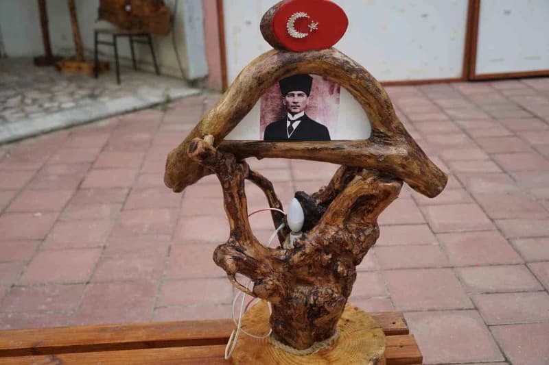 Kastamonu’da yaşayan Ahmet Çelik, emekli olduktan sonra evinin altına kurduğu atölyesinde ormandan topladığı kurumuş ağa