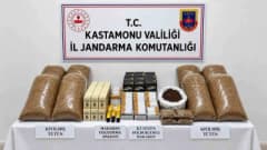 Kastamonu’da jandarma ekiplerinin ele geçirdiği doldurulmuş makaronlar ve tütün malzemeleri