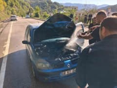 Kastamonu Şenpazar ilçesinde seyir halindeki otomobilde çıkan yangına müdahale eden itfaiye ekipleri
