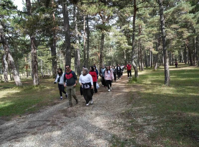 Kastamonu Üniversitesi öğrencileri Şehit Şerife Bacı Tabiat Parkı’nda doğa yürüyüşü yaparken doğal güzellikleri keşfediy