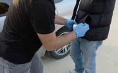Kastamonu’da polis ekiplerinin uyuşturucu operasyonu sırasında ele geçirilen maddeler ve gözaltı işlemi