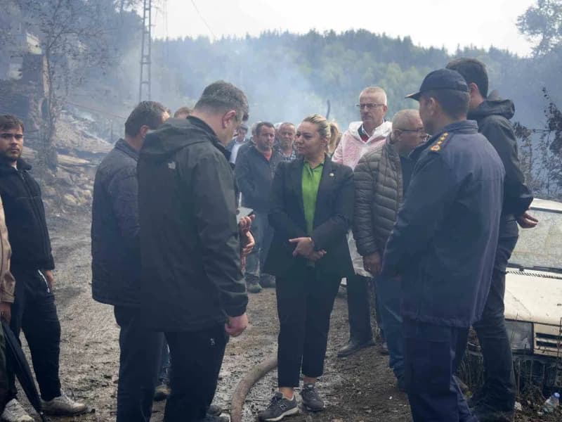 Kastamonu Milletvekili Fatma Serap Ekemekci, İnebolu ilçesinde 11 evin yandığı köyü ziyaret etti