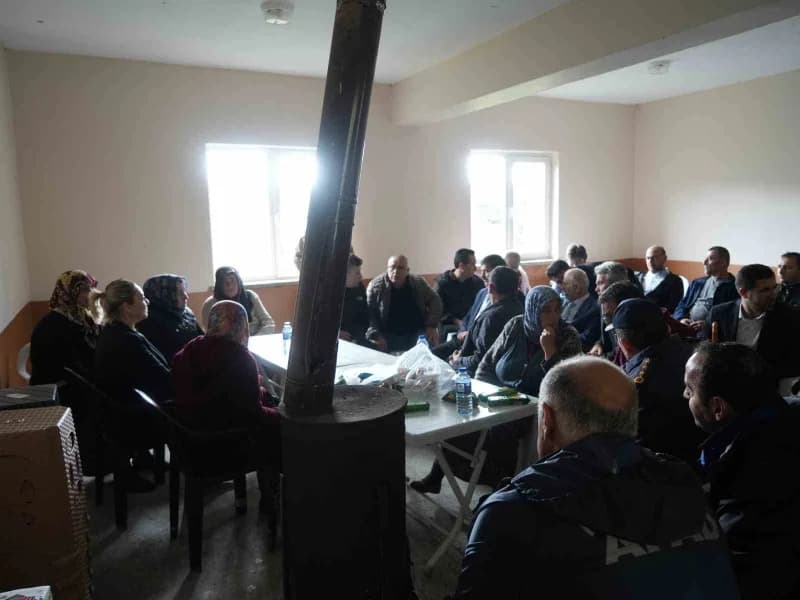 Kastamonu Milletvekili Fatma Serap Ekemekci, İnebolu ilçesinde 11 evin yandığı köyü ziyaret etti