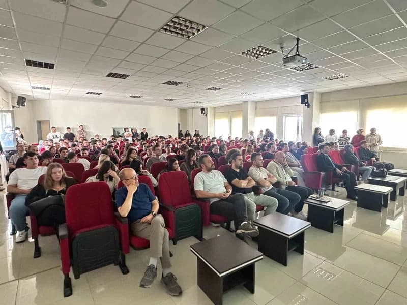 Kavak YEG Proje Müdürü Ebru Akman, Samsun Üniversitesi Kavak MYO öğrencilerine kırsal kalkınma semineri verirken