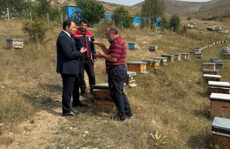 Demirözü Kaymakamı İbrahim Zahid Ahat, Akyaka köyünde vatandaşlarla bir arada