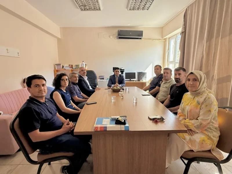 Adıyaman’ın Tut Kaymakamı Abdulhamit Bağış, Yaylımlı Köyü Abuzer Yıldırım Ortaokulunu ziyaret ederek öğrencilerle bir ar