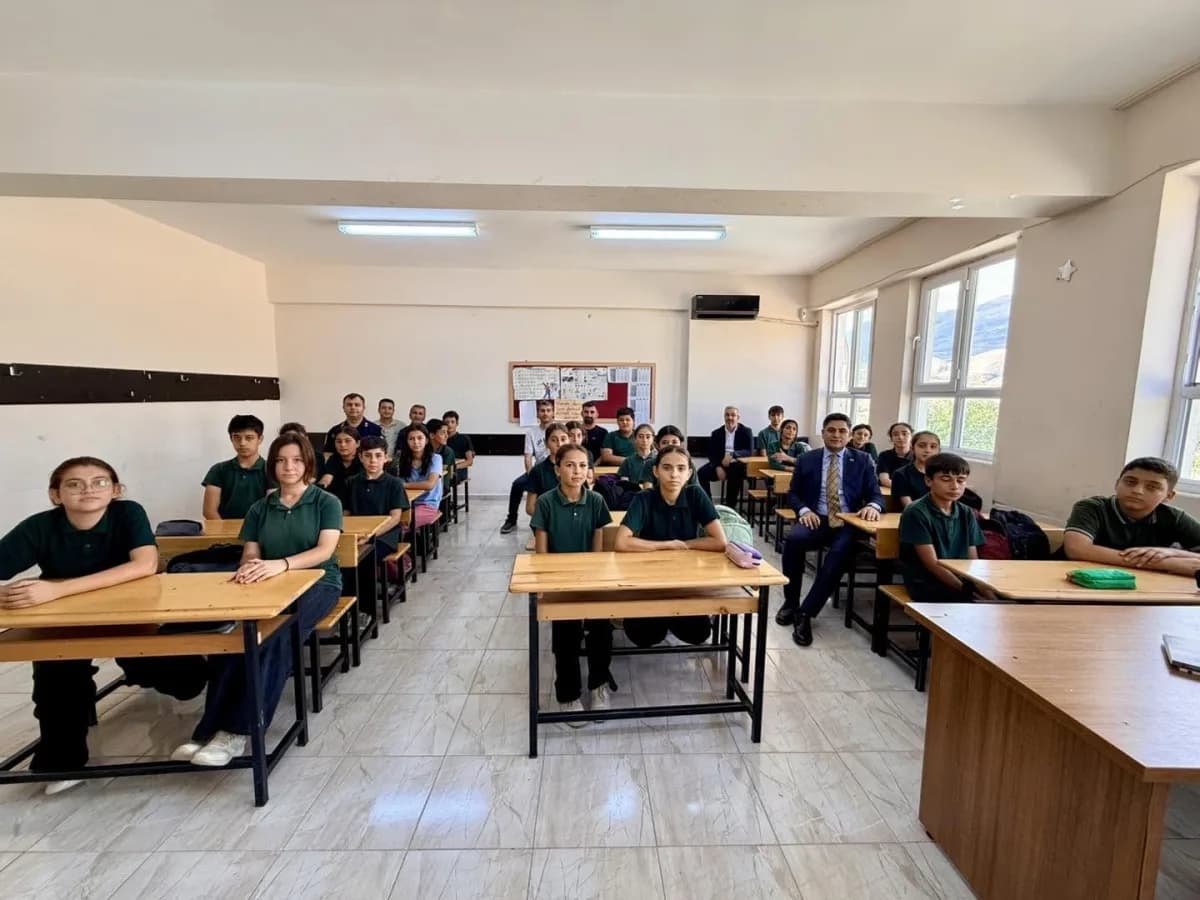 Adıyaman’ın Tut Kaymakamı Abdulhamit Bağış, Yaylımlı Köyü Abuzer Yıldırım Ortaokulunu ziyaret ederek öğrencilerle bir ar